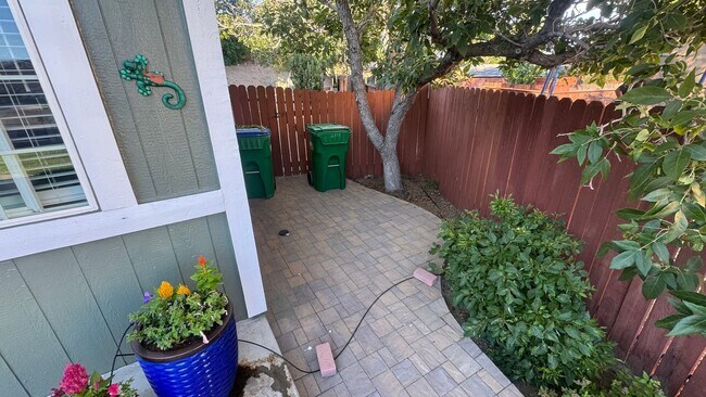 Foto del edificio - 4bed/2bath/2car garage. RV parking & massive landscaped backyard in cut-de-sac