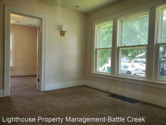Building Photo - 4 br, 1.5 bath House - 359 Lakeview Avenue