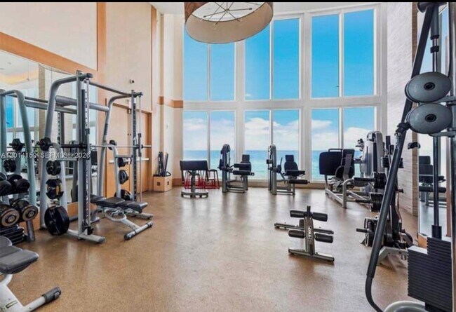Foto del edificio - 15901 Collins Ave