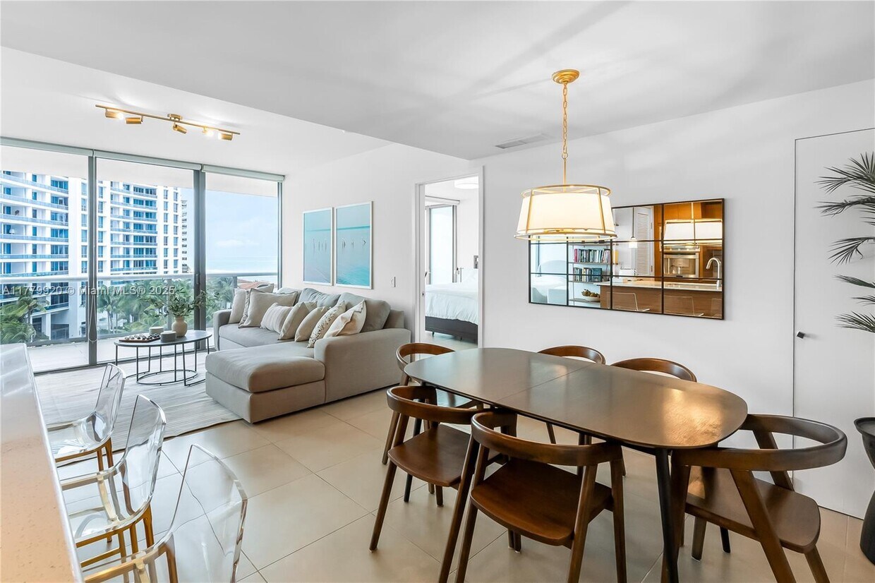 Primary Photo - 5875 Collins Ave