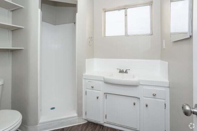 1BR, 1BA - 606SF - Bathroom - 12603-12609 Eucalyptus Ave
