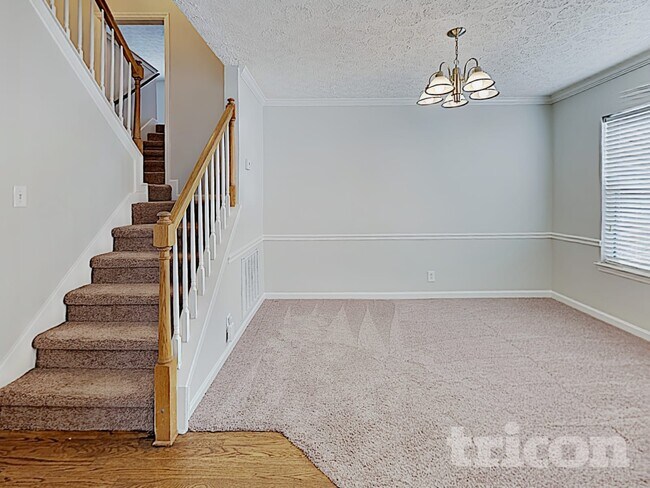 Foto del edificio - 429 Essex Park Cir
