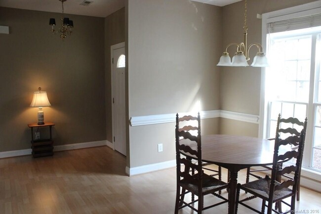Foto del edificio - 4216 Rogers Rd