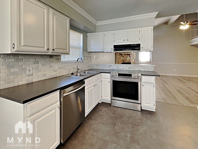 Foto del edificio - 4628 Feathercrest Dr