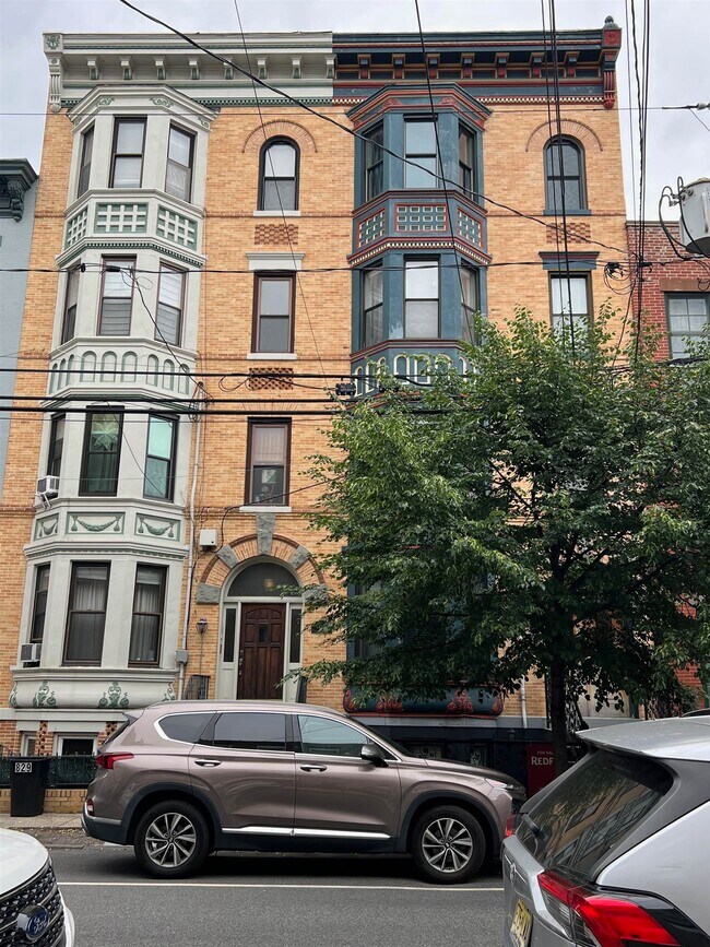 Foto del edificio - 827 Garden St