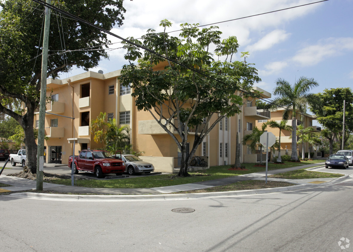 Primary Photo - Causeway Apartments