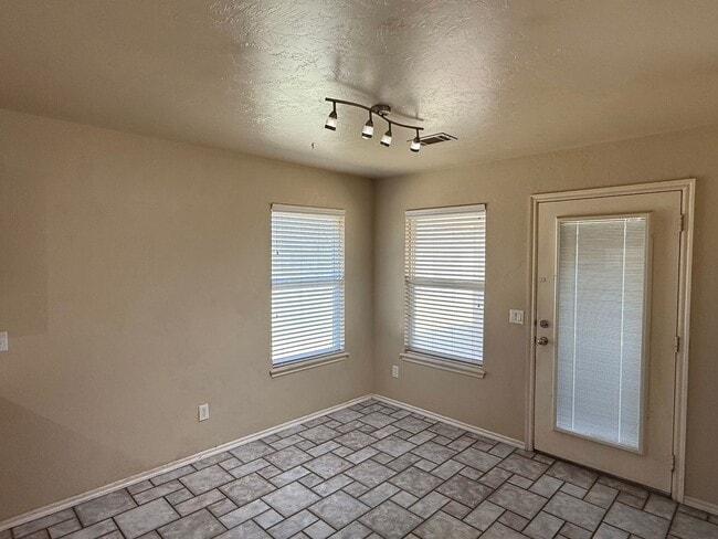Foto del edificio - Great 3 Bed 2 Bath With Study In Edmond