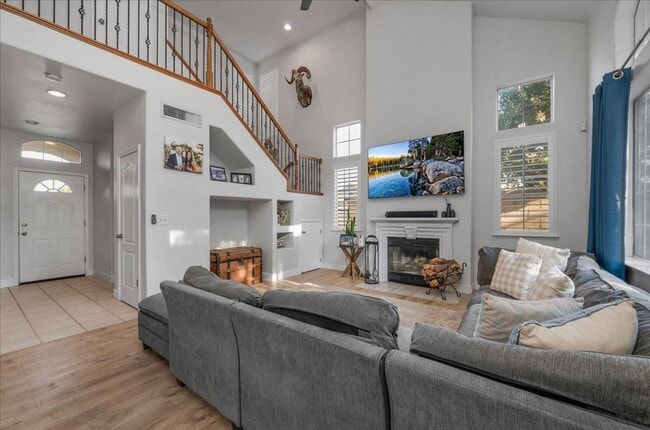 Building Photo - Beautiful North Clovis 3/2.5 Home in Gated Community