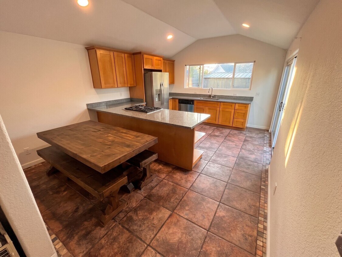 Foto del edificio - San Lorenzo Home w/ Hardwood, Central Heating & Modern Updates