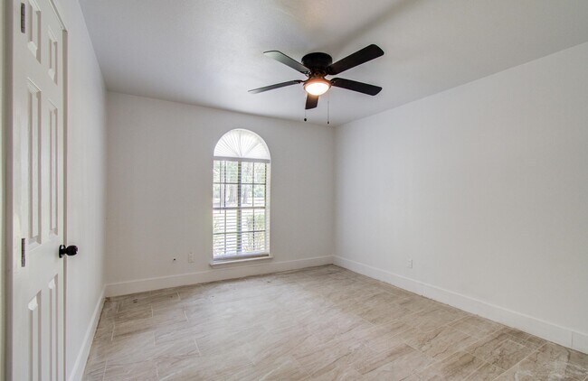 Foto del edificio - 494 Brandon Rd