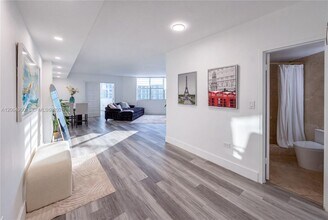 Building Photo - 801 Brickell Bay Dr
