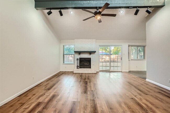 Foto del edificio - 3305 Broken Spoke Trail