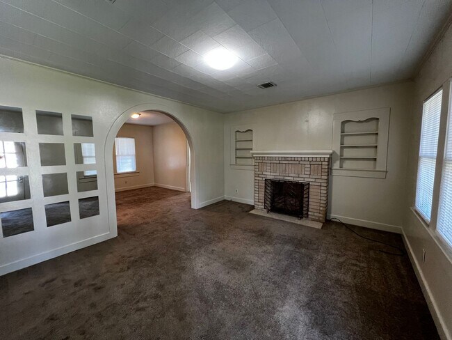 Foto del edificio - Four Bedroom, Three Bathroom , House Near UL with Lawncare.