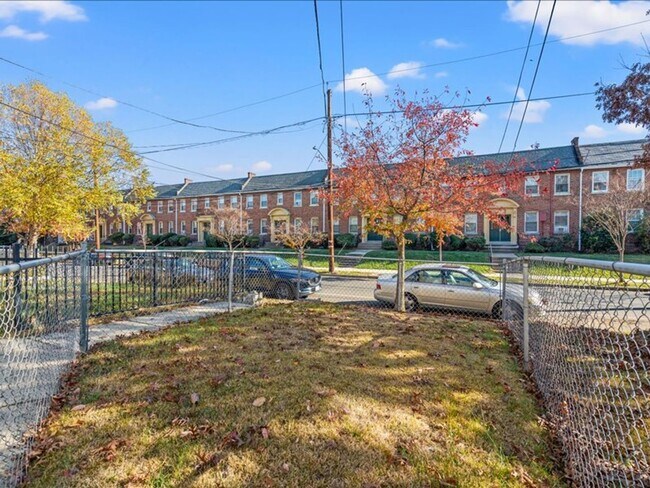 Foto del edificio - Distinctive Two Bedroom Beauty in Deanwood