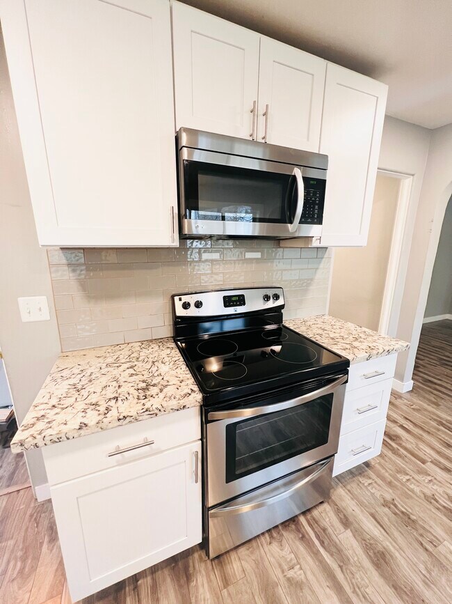 Cocina y microondas nuevos (no aparecen en la foto) - 1202 S Cloverdale St
