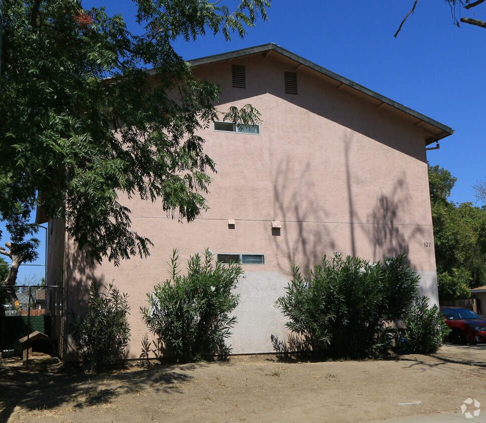 Building Photo - 321 Maple St