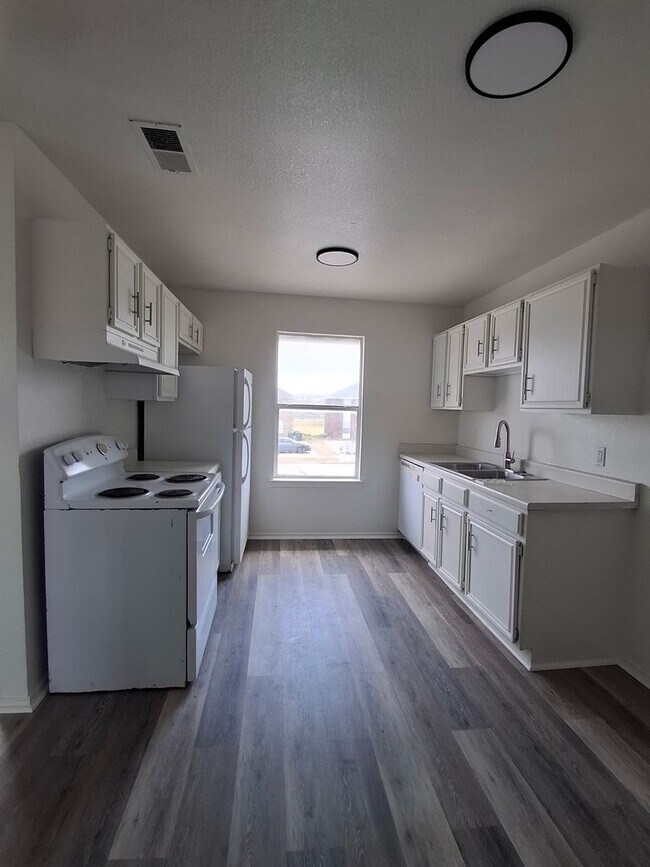 Building Photo - 1105 Horizon Dr
