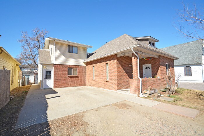 Foto principal - Upper unit of 3-Plex. Hardwood and New Carpet