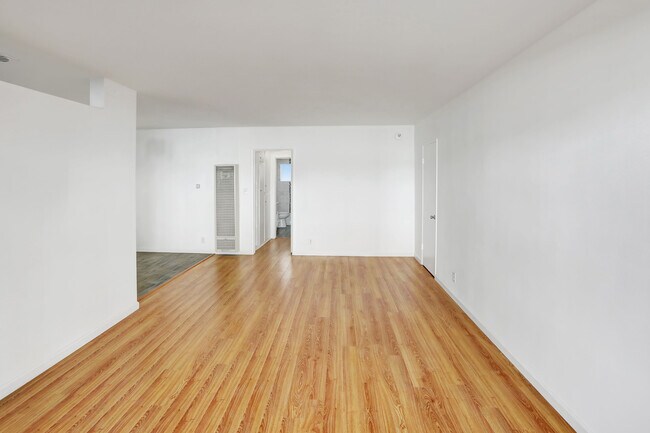 Building Photo - 7570 Romaine St
