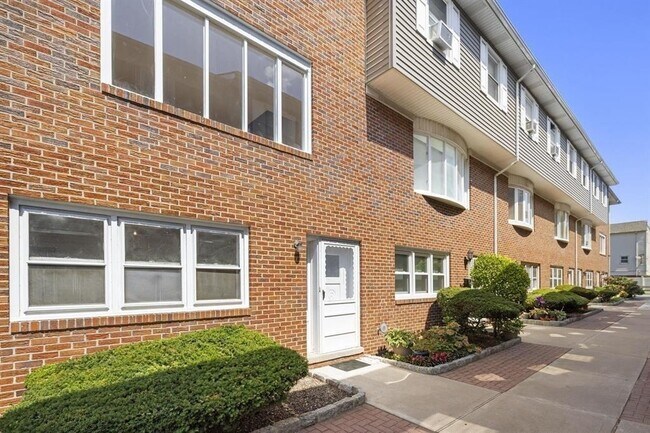 Building Photo - 43 W 30th St