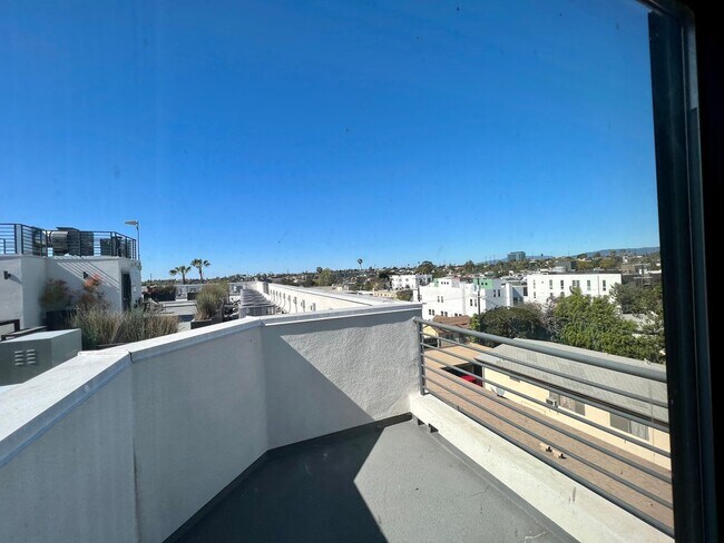 Foto del edificio - 3743 Midvale Ave