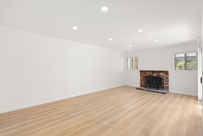 Building Photo - NEWLY RENOVATED South HB Gem!