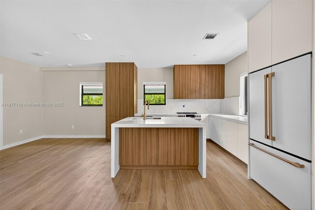 Foto del edificio - 635 Bird Rd
