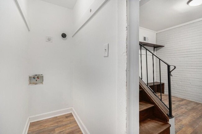 Building Photo - Beautiful Four Bedroom Home minutes from the Airport