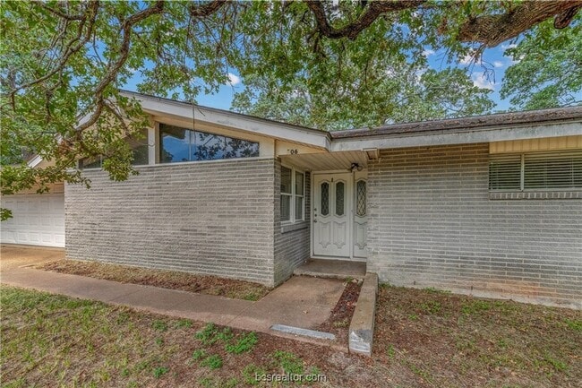 Building Photo - 806 Lazy Ln