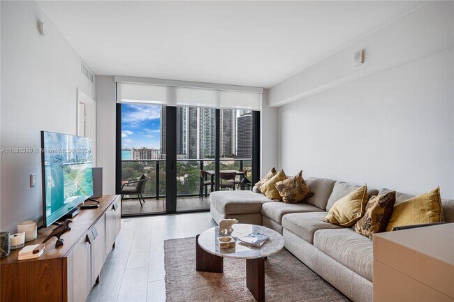 Foto del edificio - 121 NE 34th St