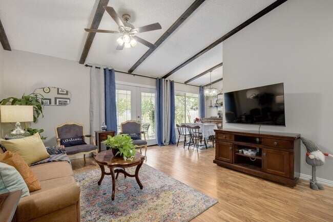 Salas de estar y comedores - 501 Wolverton Dr