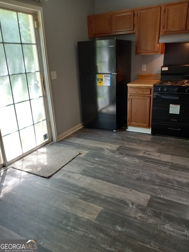 Building Photo - 2036 Charter Manor