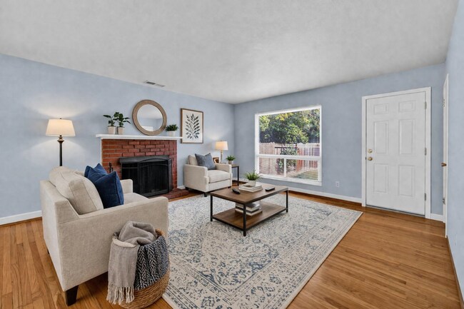 Foto del edificio - 5 bedrooms. Remodeled.Get ½ Off Your First Month’s Rent! Sign a lease and move in within 30 days—...