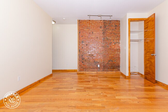 Foto del edificio - 1497 Carroll St