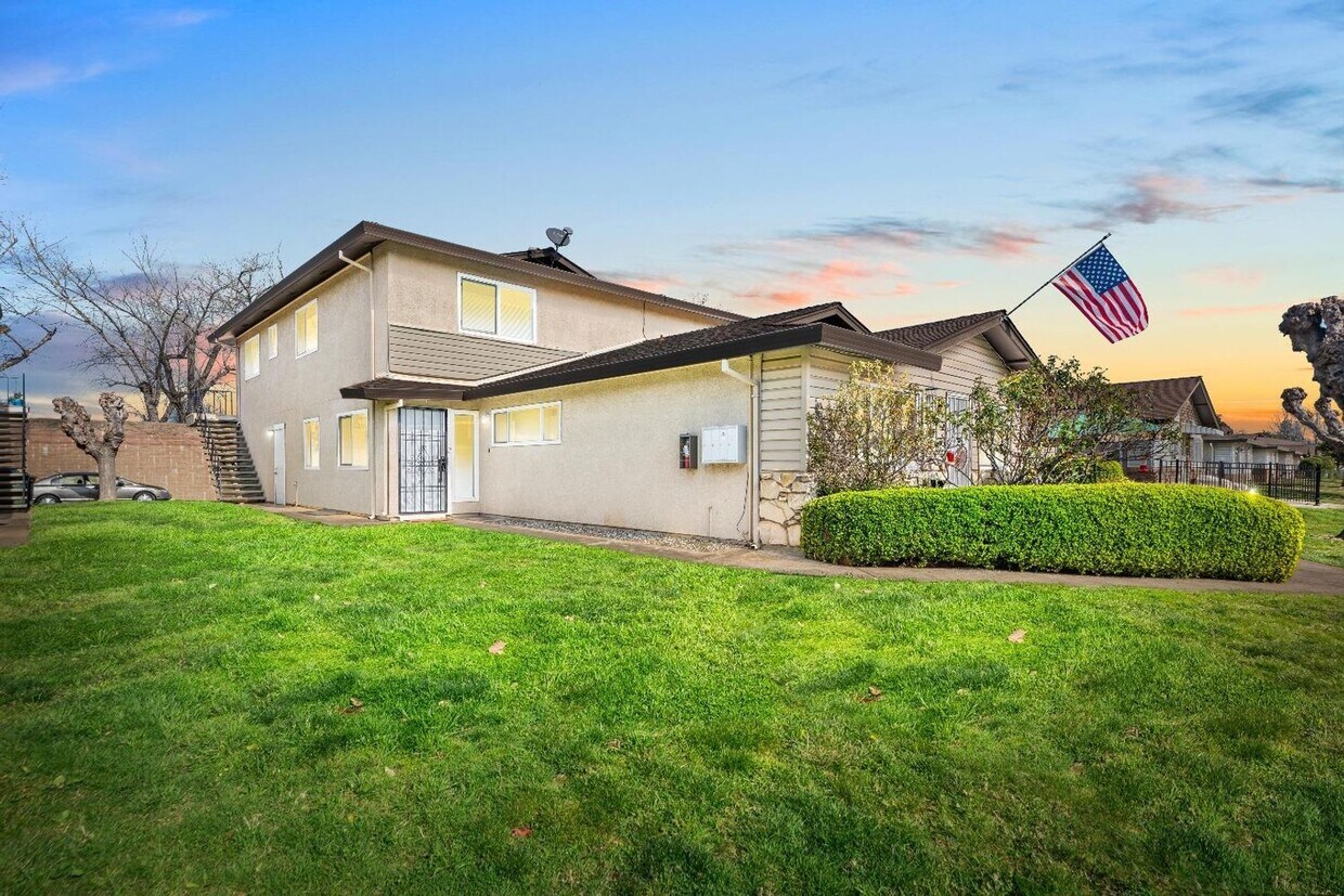 Remodeled 2 Bedroom Condo with Garage - Remodeled 2 Bedroom Condo with Garage
