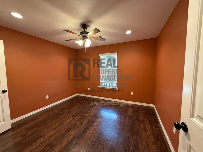 Foto del edificio - 13057 Raymond Rd