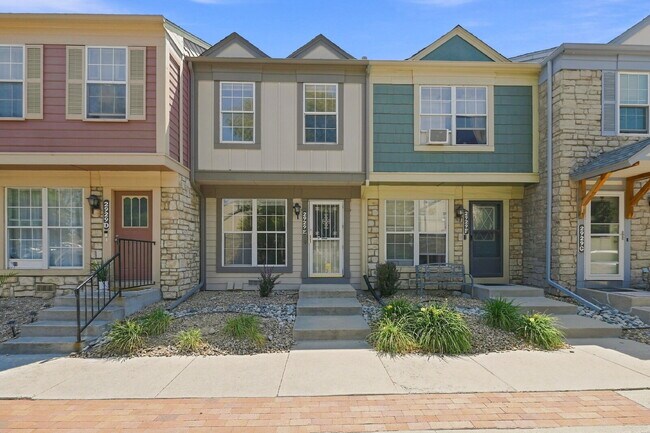 Building Photo - $1,895.95 - 2 Bed 1.5 Bath Townhome in Westminster with In Unit Laundry!