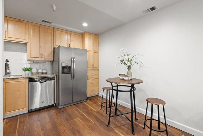 Building Photo - Loft Style Townhome w/no unit above or bel...