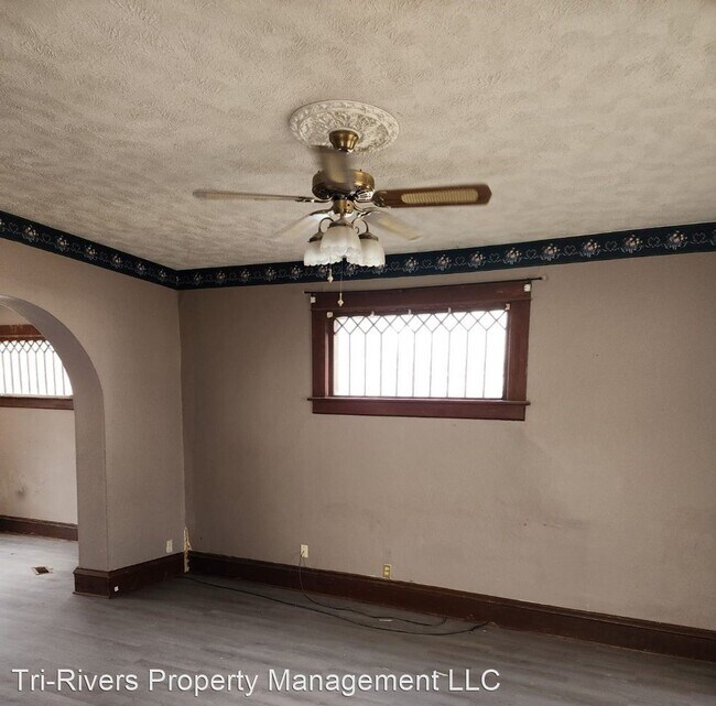 Building Photo - 3 br, 1.5 bath House - 156 S. 10th St.