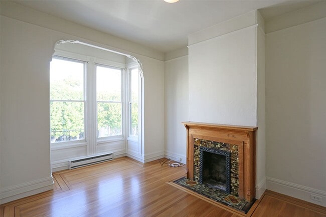 Building Photo - Top floor 2BR/1BA, H/W floors, Small Pets ...