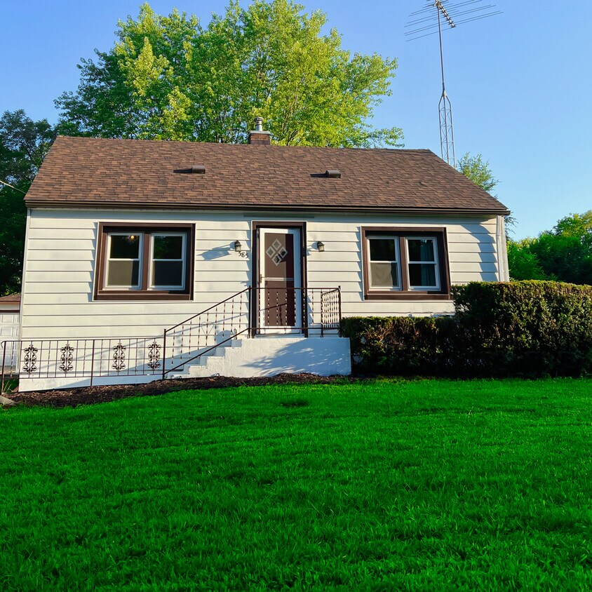 Primary Photo - 585 W Hill Rd