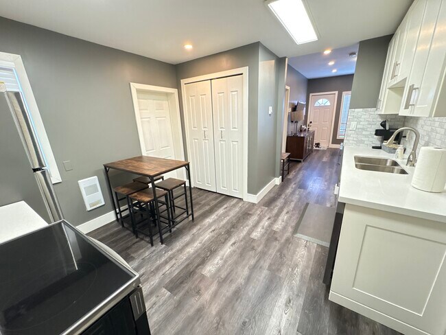 Building Photo - Fabulous 2 Bedroom Single Family Home