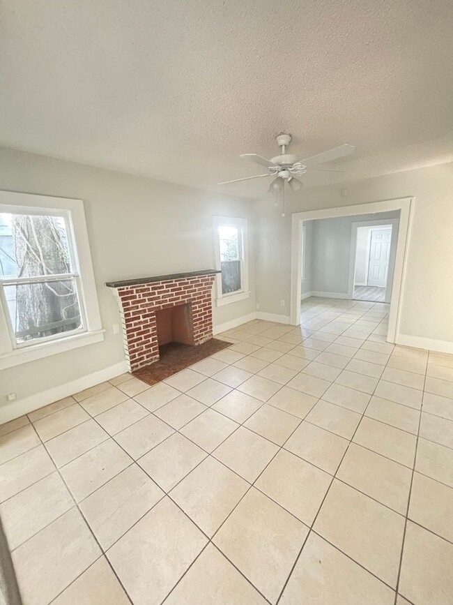 Building Photo - 726 35th Ave S