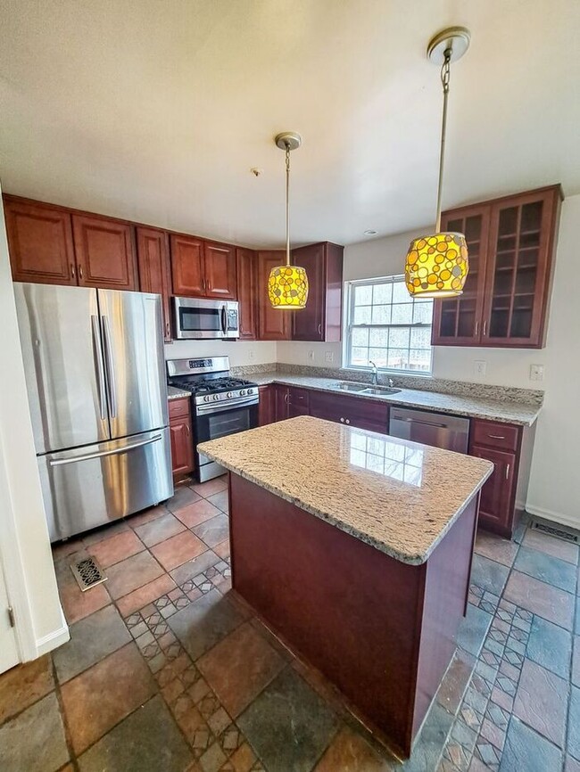 Building Photo - 3 Story Inner Townhouse, 3 Bedrooms, 2.5 B...