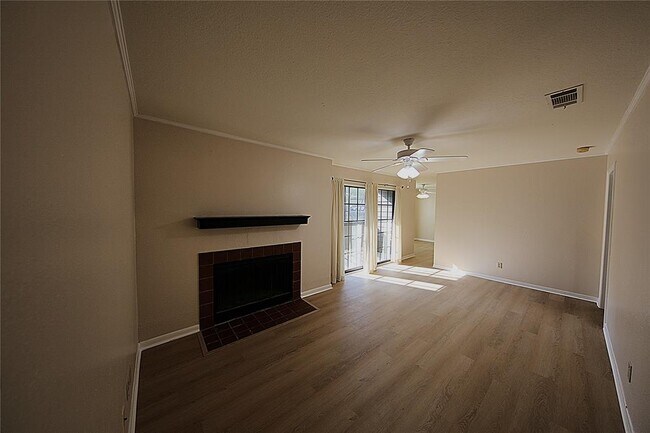 Foto del edificio - 1510 W N Loop Blvd