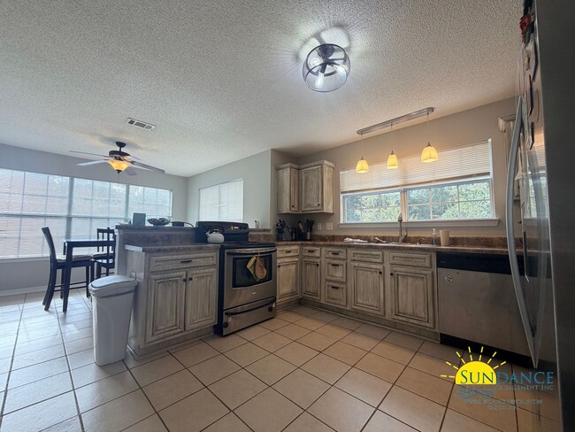Building Photo - Stunning 3 Bedroom Home in Crestview!