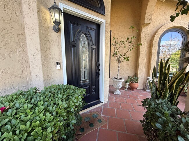 Building Photo - Fully Furnished Beautiful Home In Eastlake...