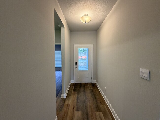 Foto del edificio - 7307 Hawkins Mnr