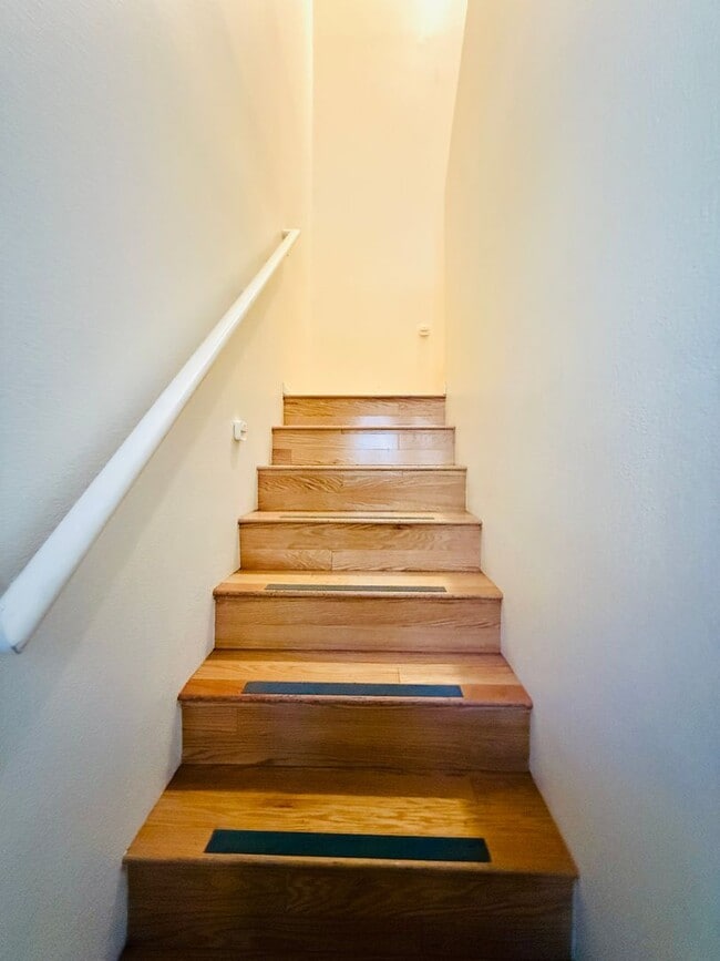 Building Photo - Enjoy resort-style living in this stylish ...