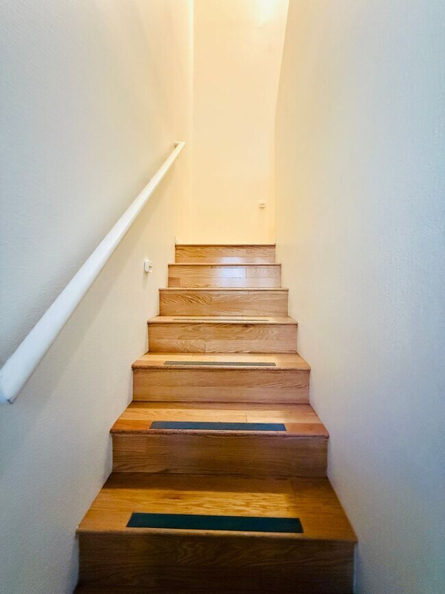 Foto del edificio - Enjoy resort-style living in this stylish ...